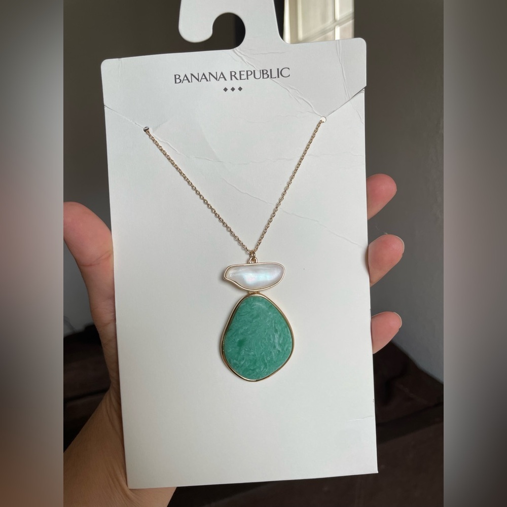 Banana Republic Beautiful and elegant Green and White Pendant Necklace
